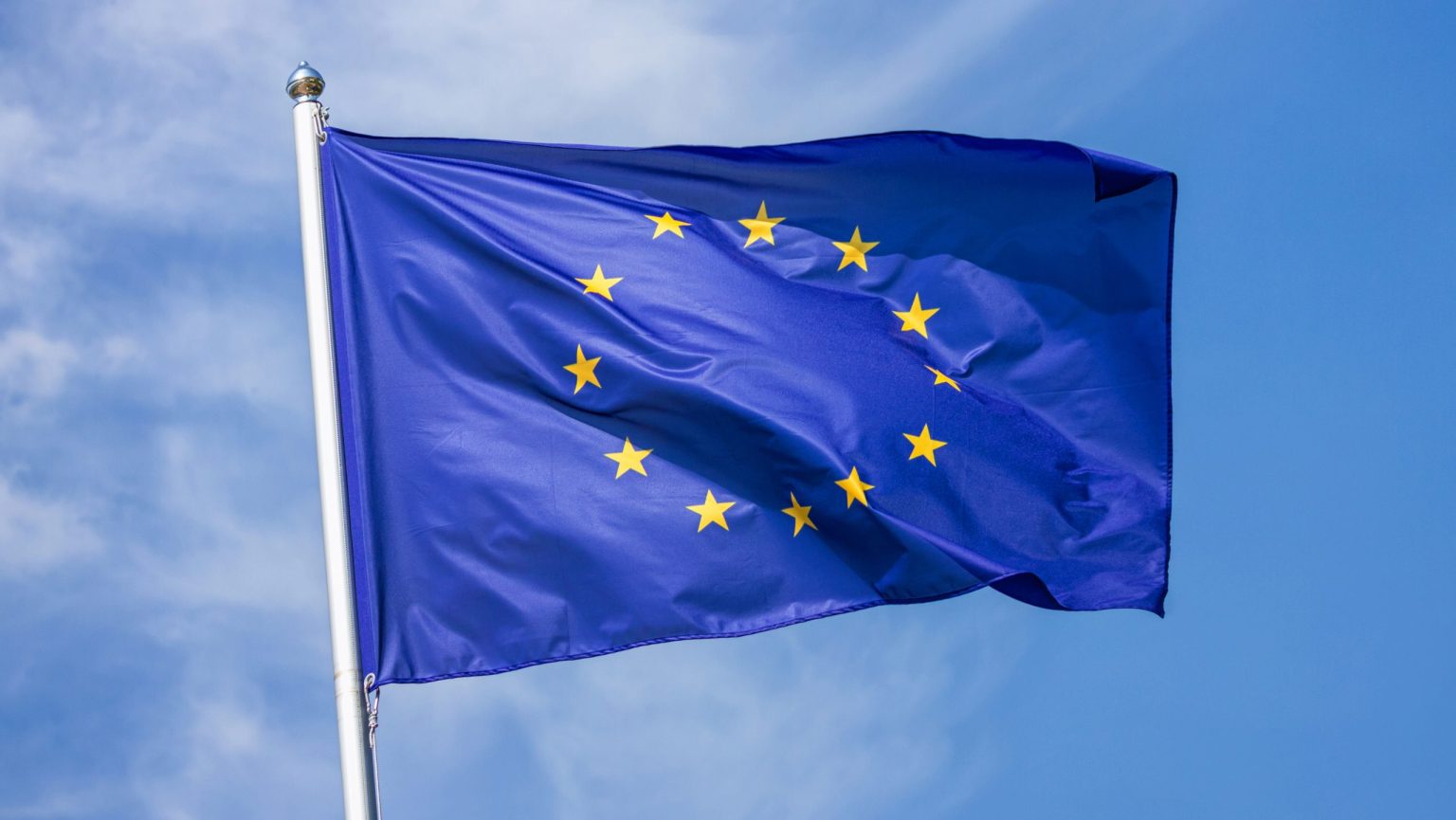 EU-Flagge vor blauem Himmel