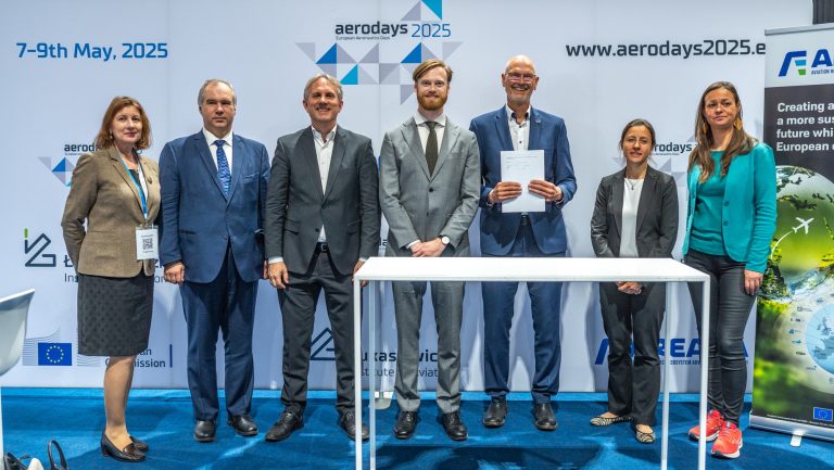 Gruppenbild der Vertreterinnen und Vertreter unterzeichnender Organisationen, v.l.n.r.: Beatrice Păduroiu und Viorel Vulturescu (Autoritatea Natională pentru Cercetare, Rumänien), Hartwig Hagena (DLR, Deutschland), Tim Baars (Ministerie of Infrastructuur en Waterstaat, Niederlande), Ron van Manen (Luchtvaart in Transitie, Niederlande), Vera Eichberger (Österreichische Forschungsförderungsgesellschaft), Ingrid Kernstock (Bundesministerium für Innovation, Mobilität und Infrastruktur, Österreich)